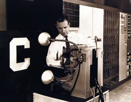 330-PSA-80-60 (USN 710739): Experimental Machine Able To Identify Letters of Alphabet Announced By Navy. This photo show