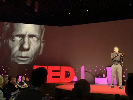 DigiDoug DeepFake في TED2019 حيث يظهر دوغ روبل لأول مرة في تزييف عميق لنفسه.