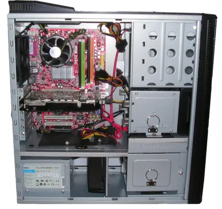 صورة من الداخل لحاسوب مكون من صندوق Antec P180b ولوحة أم MSI S775 ومعالج INTEL CORE 2 E6750 وبطاقة رسومات PALIT GF8800 GTS وذاكرة عشوائية CORSAIR DDR2 2X1GB ومش